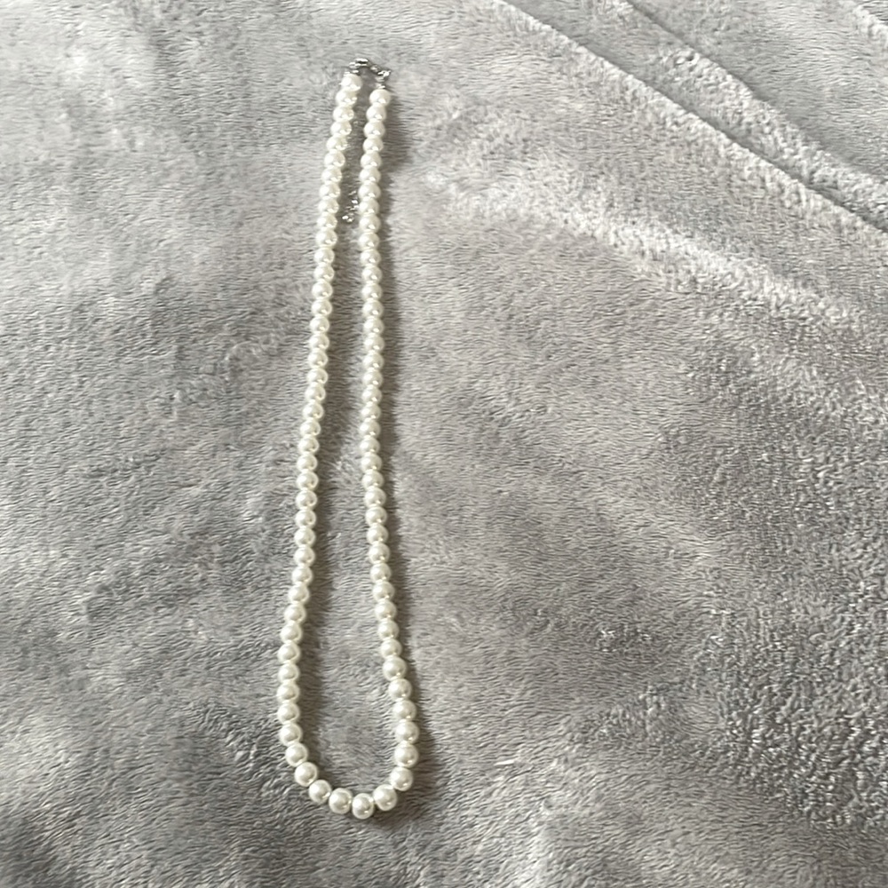 Beautiful Kim Rogers faux pearl necklace